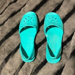 #332 Reaction Kenneth Cole Aqua Mules